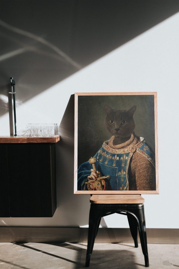 Tablou personalizat cu animalul tău de companie - Regală cu sabie și mantie medievală